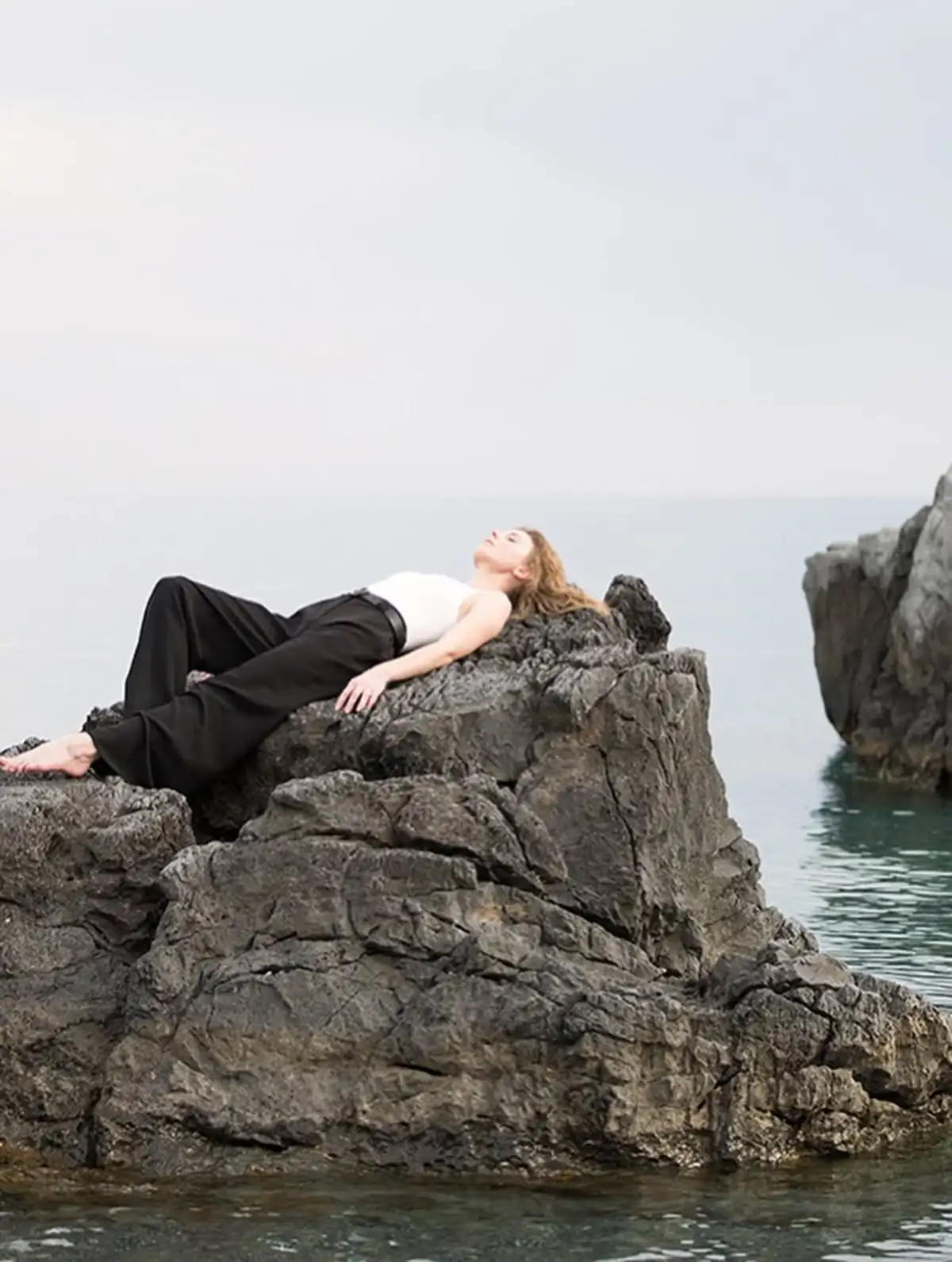 Минимализм во флаконе: очарование монотонных ароматов