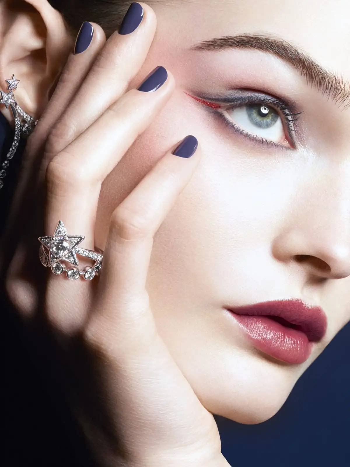 Святковий макіяж, що переносить у космос: CHANEL HOLIDAY 2025 1