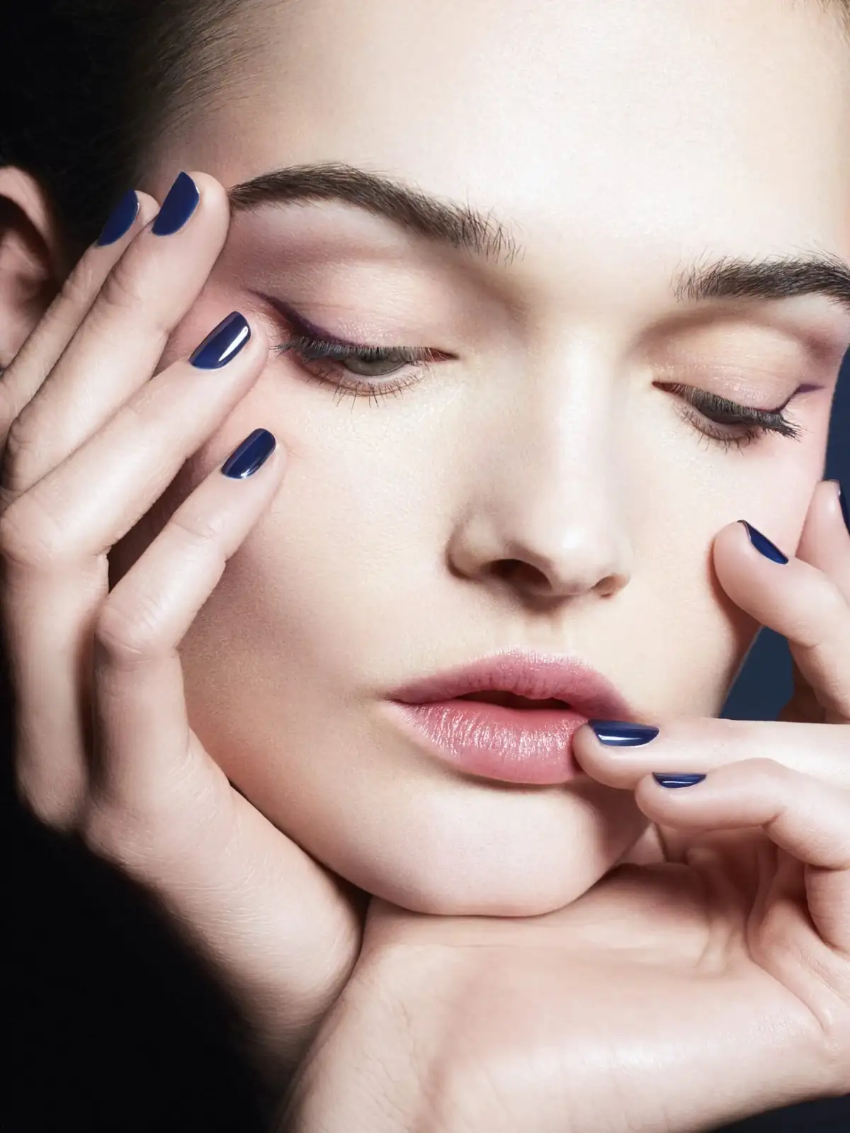 Святковий макіяж, що переносить у космос: CHANEL HOLIDAY 2025 2 avonkatalog.in.ua