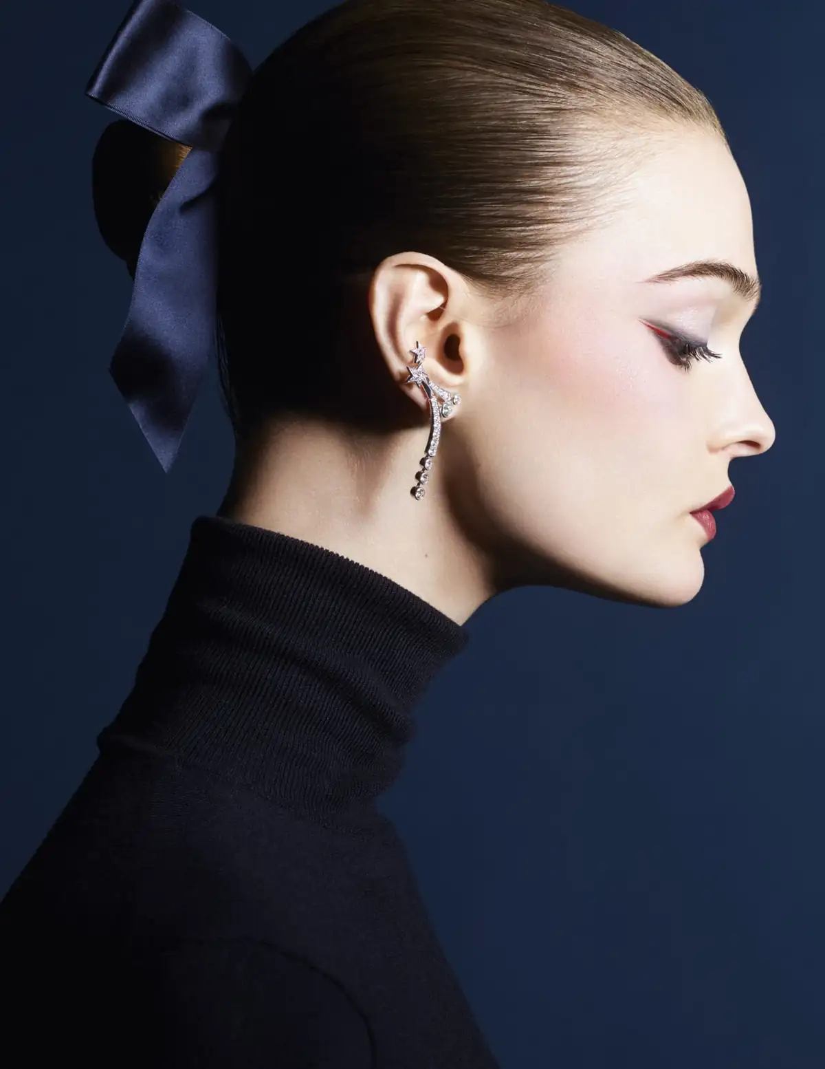 Святковий макіяж, що переносить у космос: CHANEL HOLIDAY 2025 5 avonkatalog.in.ua